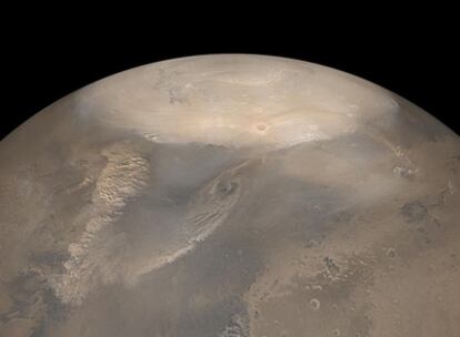 Una tormenta de polvo se puede ver en la región del norte de Marte