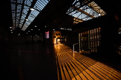 La Estación de trenes de Retiro permanece cerrada durante el segundo paro general en contra de las medidas del Gobierno de Javier Milei, en Buenos Aires.