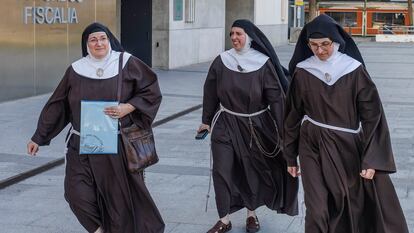 La madre superiora del convento de Belorado, Sor Isabel de la Trinidad, y dos monjas del convento de Belorado salen del juzgado de Burgos este viernes.