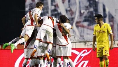 El Rayo celebra el primer gol contra el Sporting.