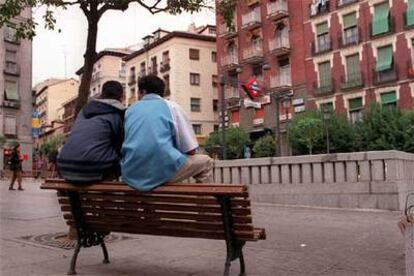 Dos adolescentes magrebíes, en el barrio madrileño de Lavapiés.