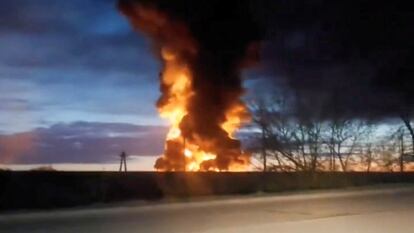 Captura de vídeo del ataque este miércoles a los centros de depósitos de combustible en la provincia rusa de Smolensk, a 300 kilómetros de Ucrania.