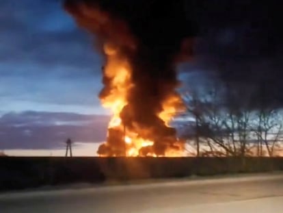 Captura de vídeo del ataque este miércoles a los centros de depósitos de combustible en la provincia rusa de Smolensk, a 300 kilómetros de Ucrania.