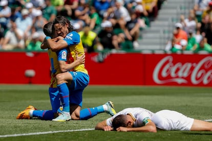 José Gayá y Edinson Cavani celebran el tanto en propia puerta de Gonzalo Villar en el Elche - Valencia de este domingo.