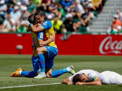 José Gayá y Edinson Cavani celebran el tanto en propia puerta de Gonzalo Villar en el Elche - Valencia de este domingo.