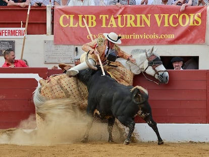 El tercer toro de Dolores Aguirre empujando en el caballo.