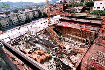 Perspectiva aérea del polideportivo de Santa Coloma tras hundirse el techo.