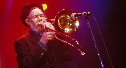 Rico Rodríguezdurante un concierto, en 2002