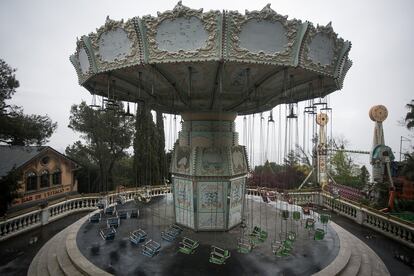 Las sillas voladoras de la atracción Diavolo del Tibidabo, cerrado temporalmente por la pandemia.