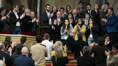 Ovación en el Parlament de Cataluña a los familiares de los líderes independentistas encarcelados ayer.