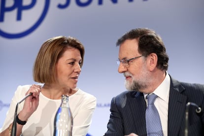 María Dolores de Cospedal y Mariano Rajoy durante la Junta Directiva Nacionanal del PP, el 11 de junio de 2018.