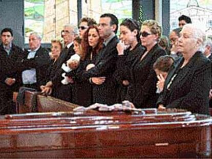Los familiares de José María Simó, ayer, durante el sepelio del empresario de Torrent.