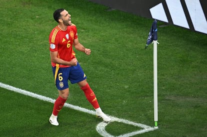 Mikel Merino, de España, celebra la consecución del segundo tanto ante Feancia.