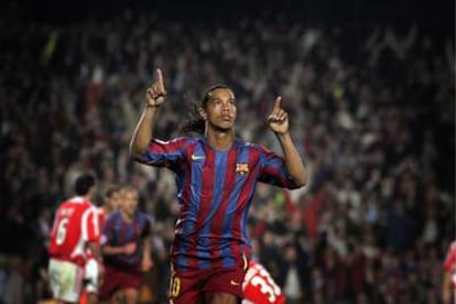 Ronaldinho festeja su gol al Benfica, el primero del Barça.