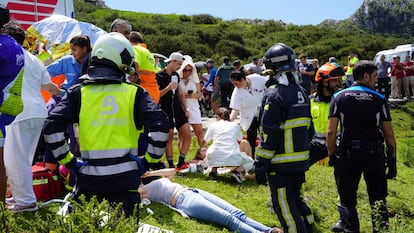 El personal sanitario atiende a los heridos tras el accidente de autobús en Covadonga, este lunes.