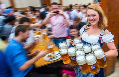 El Oktoberfest, se celebra entre los meses de septiembre y octubre en la ciudad bávara de Múnich desde 1810, a partir de la boda del entonces príncipe heredero Luis de Baviera con la princesa Teresa de Sajonia-Hildburghausen. En la imagen, una camarera sirve 11 litros de cerveza durante el Oktoberfest, el 22 de septiembre de 2014.