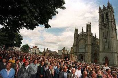 Manifestación en repulsa del terrorismo del IRA en Dundalk tras el atentado de Omagh, en 1998.