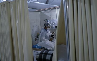 Uma fisioterapeuta atende um paciente com covid-19 em recuperação na UTI de um hospital no Rio de Janeiro, em 22 de julho.