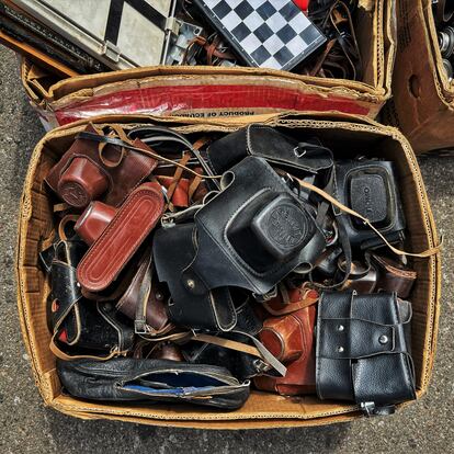 Estas fundas huérfanas de sus cámaras de fotos representan bien el amplio muestrario de baratijas que el visitante puede encontrar en el mercadillo de Pochaina.