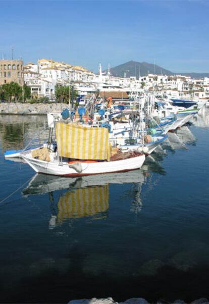 El bloqueo ha afectado también al emblemático puerto deportivo de Puerto Banús, en Marbella. Los pescadores de la zona barajan también extender la protesta al puerto de la ciudad, lo que afectaría al transporte de mercancías y pasajeros.