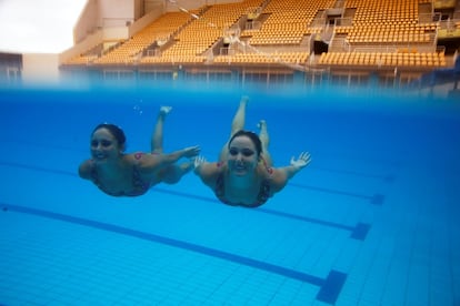 Las nadadores brasileñas de sincronizada Maria Eduarda Miccuci (d) y Luisa Borges posan durante una sesión en el Rio Olympic Park de Río de Janeiro, Brasil.