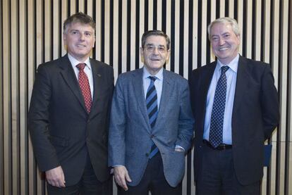 De izquierda a derecha, el presidente de Kutxa, Xavier Iturbe; el de BBK, Mario Fernndez, y el de Caja Vital, Carlos Zapatero, en un encuentro el pasado enero en Bilbao.