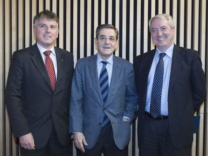 De izquierda a derecha, el presidente de Kutxa, Xavier Iturbe; el de BBK, Mario Fernández, y el de Caja Vital, Carlos Zapatero, en un encuentro el pasado enero en Bilbao.