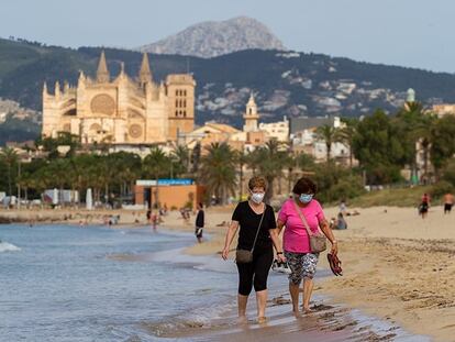 Dos mujeres pasean en una playa de Palma, el 27 de mayo.