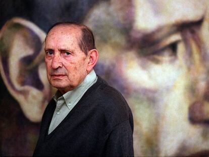 El escritor Miguel Delibes, en su casa de Valladolid, en 1998.