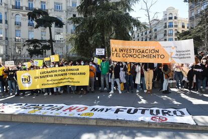 Varias personas del sector de la investigación sostienen pancartas durante una concentración para exigir al Ministerio de Ciencia que no modifique la Ley de Ciencia frente al Congreso de los Diputados, a 7 de febrero de 2022, en Madrid.