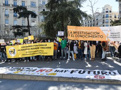 Varias personas del sector de la investigación sostienen pancartas durante una concentración para exigir al Ministerio de Ciencia que no modifique la Ley de Ciencia frente al Congreso de los Diputados, a 7 de febrero de 2022, en Madrid.