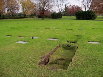 La tumba de Jorge Rafael Videla en mayo de 2013, días después de su inhumación en el cementerio Memorial de Pilar.