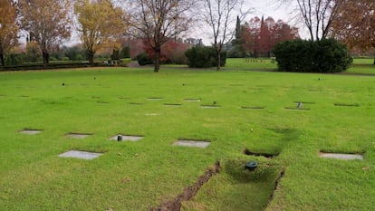 La tumba de Jorge Rafael Videla en mayo de 2013, días después de su inhumación en el cementerio Memorial de Pilar.