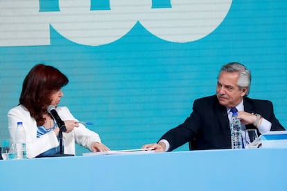 El presidente de Argentina, Alberto Fernández, y la vicepresidenta, Cristina Fernández de Kirchner, participan de la centenario de la petrolera estatal YPF, en Buenos Aires, el 3 de junio de 2022.