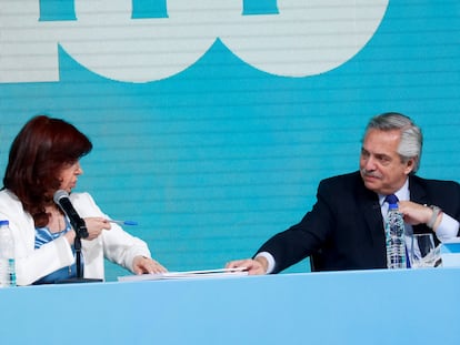 El presidente de Argentina, Alberto Fernández, y la vicepresidenta, Cristina Fernández de Kirchner, participan de la centenario de la petrolera estatal YPF, en Buenos Aires, el 3 de junio de 2022.