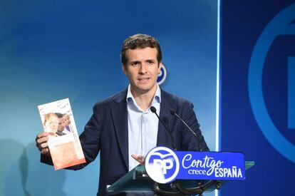 El vicesecretario de comunicación del Partido Popular, Pablo Casado, dando explicaciones sobre su máster.