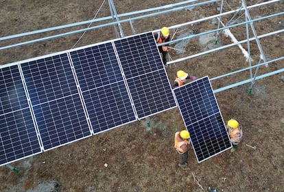 Operarios en la instalación de una central fotovoltaica en Sichuan, China.