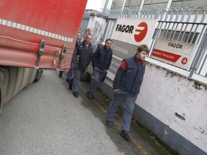 Trabajadores de Fagor abandonan la fábrica de Usurbil.