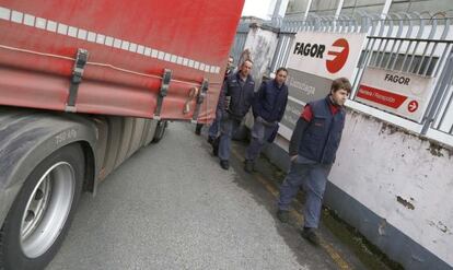 Trabajadores de Fagor abandonan la fábrica de Usurbil.