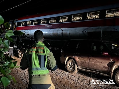 Bonberos de la Diputación de Zaragoza intervienen en el rescate de dos trenes parados en Salillas y Plasencia de Jalón.