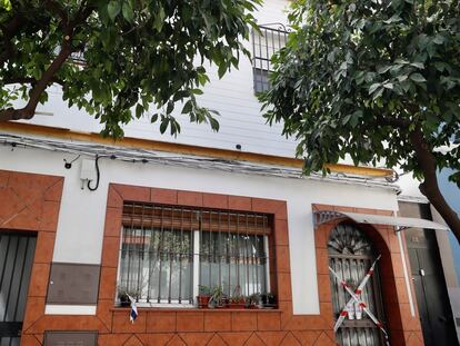 Fachada de la vivienda de la barriada sevillana del Cerro del Águila, donde residía la víctima del último crimen machista.