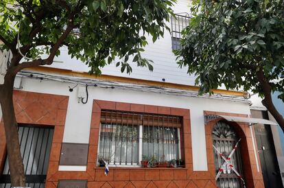 Fachada de la vivienda de la barriada sevillana del Cerro del Águila, donde residía la víctima del último crimen machista.