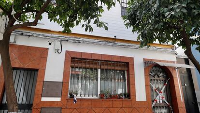 Fachada de la vivienda de la barriada sevillana del Cerro del Águila, donde residía la víctima del último crimen machista.