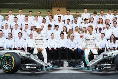 El alemán Nico Rosberg y el inglés Lewis Hamilton, durante la foto de equipo en Abu Dabi, Emiratos árabes.