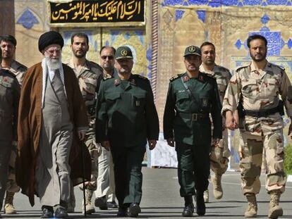 O líder supremo iraniano, o aiatolá Ali Khamenei, com vários comandantes militares, em uma cerimônia de formatura em Teerã.