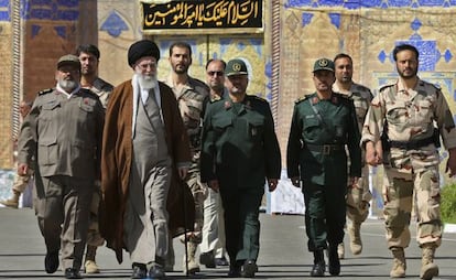 El líder supremo iraní, el ayatolá Ali Jamenei, junto a varios mandos militares, en una ceremonia de graduación en Teherán.