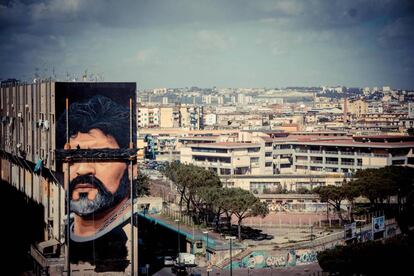 El gigantesco grafiti de Maradona realizado por Jonit Agoch en un barrio de N&aacute;poles