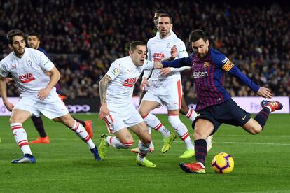 Lionel Messi lanza la pelota para marcar el segundo gol.