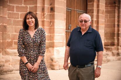 Domingo Bonilla, alcalde de Carboneros (Jaén), y María José Ramírez, concejala de Servicios Sociales del municipio, posan frente a la iglesia local.