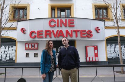 Rafael Jurado y Marta Maldonado, los impulsores de la plataforma "Cervantes es cine" frente a la sala que quieren reabrir, en Sevilla.